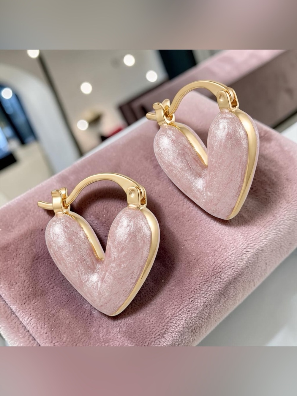 💕Gold-Tone Pearlized Pink Heart Hoop Earrings/NiP💕